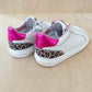 witte sneaker - detail fuchsia leo