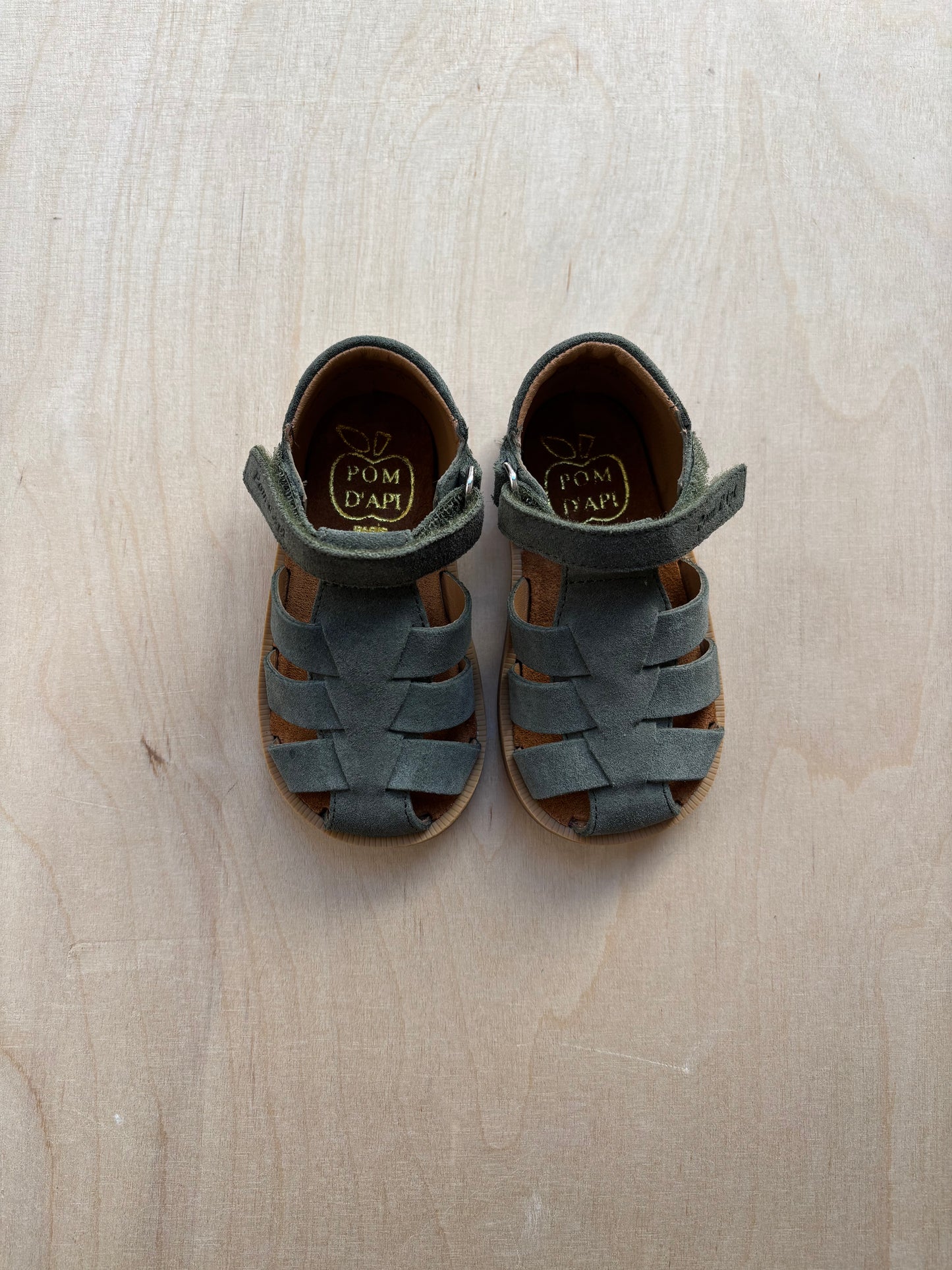Pom d'api eerste gesloten sandaal poppy daddy velours kaki