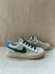 sneaker - wit groene streep, blauwe hiel