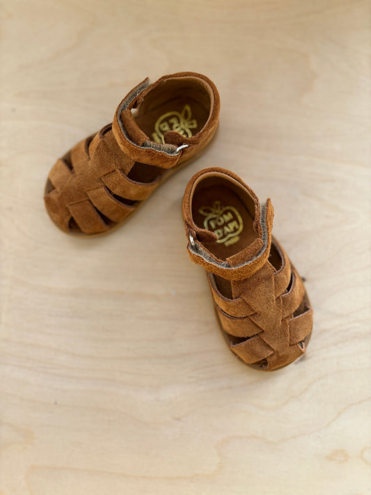 Pom d'api eerste  gesloten sandaal air daddy velours caramel