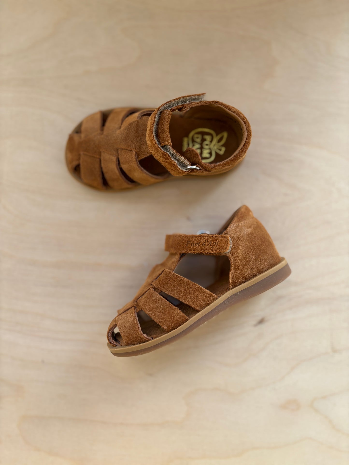 Pom d'api eerste  gesloten sandaal air daddy velours caramel