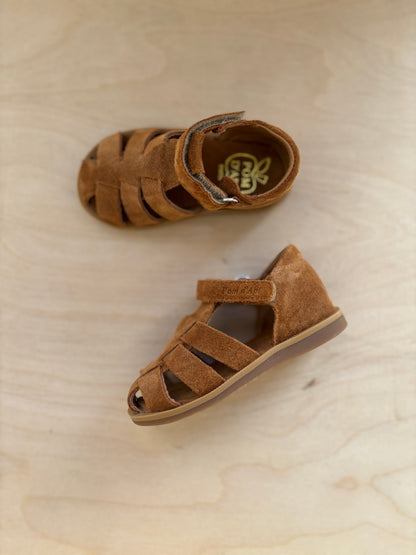 Pom d'api eerste  gesloten sandaal air daddy velours caramel