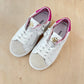 witte sneaker - detail fuchsia leo
