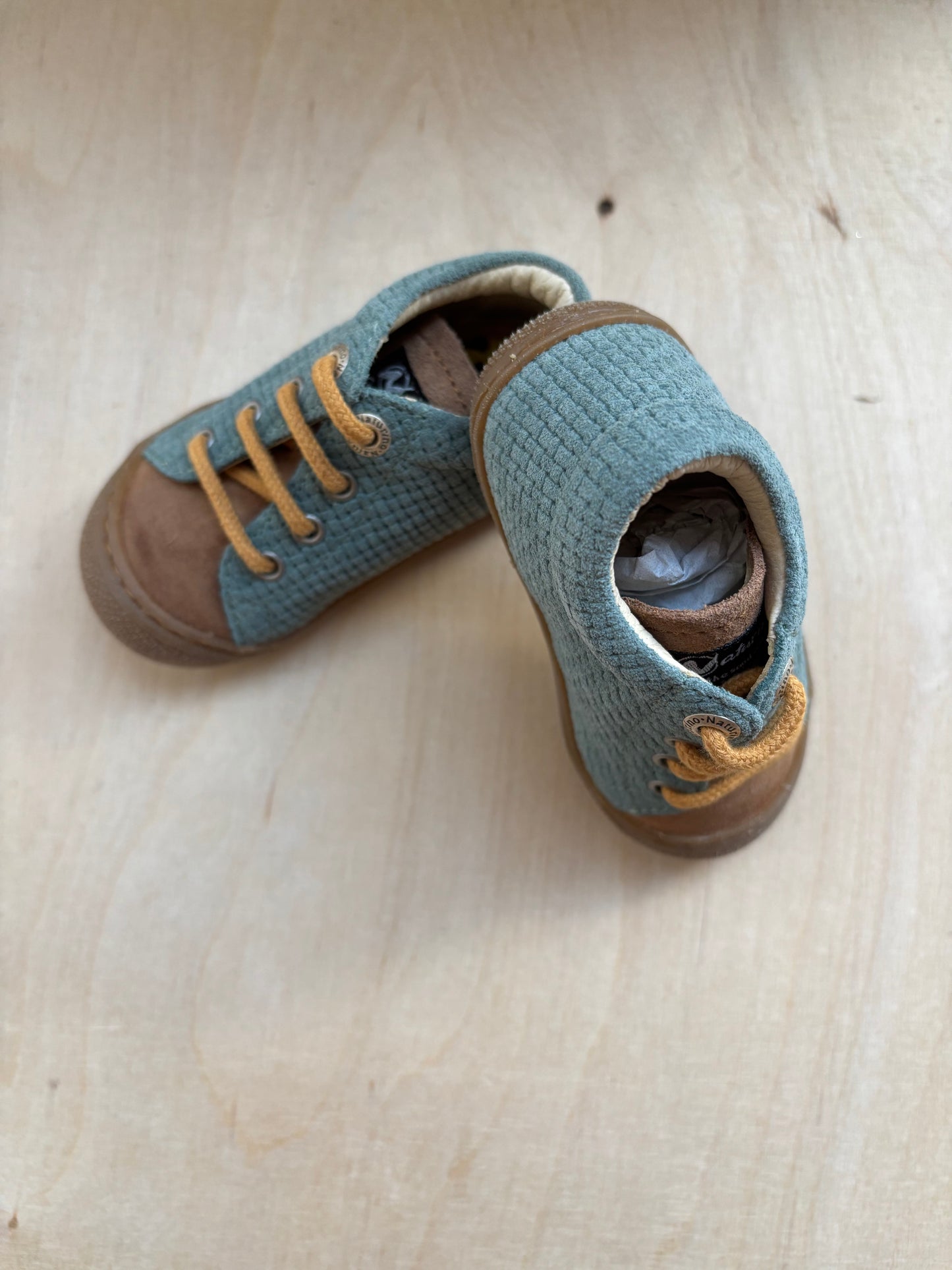 Naturino cocoon suede sage brown - gele veters