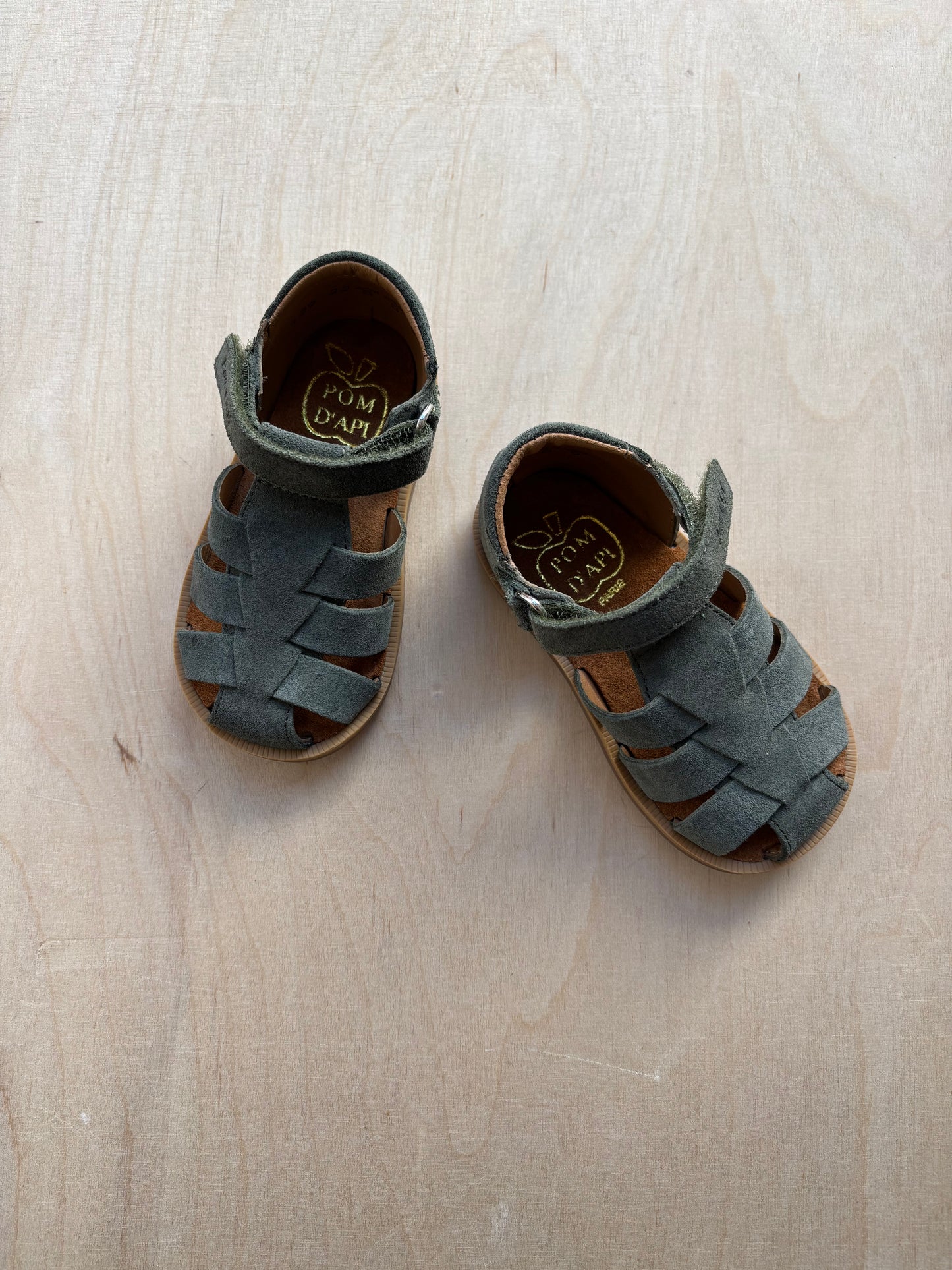 Pom d'api eerste gesloten sandaal poppy daddy velours kaki
