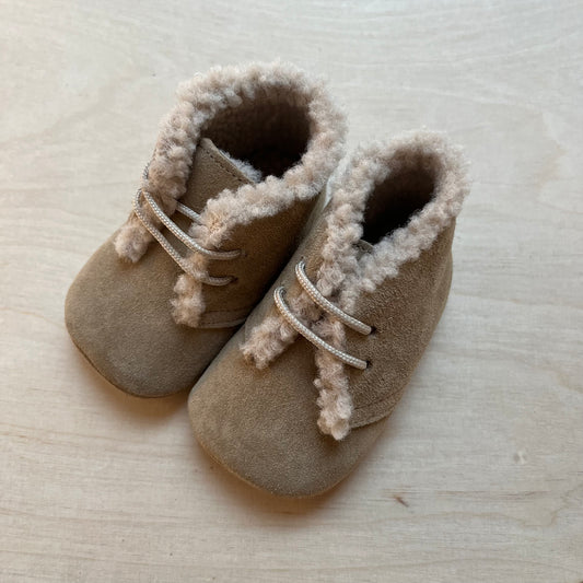 babyslofjes - beige suede met wol