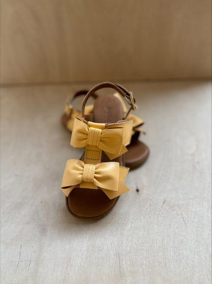 Angulus sandaal yellow bows