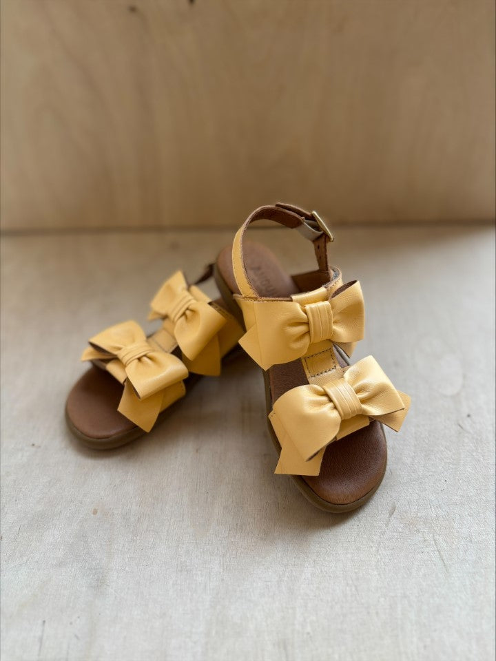 Angulus sandaal yellow bows