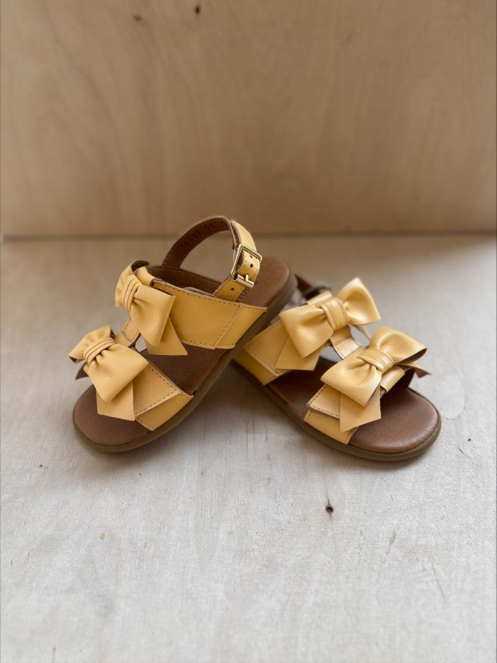 Angulus sandaal yellow bows