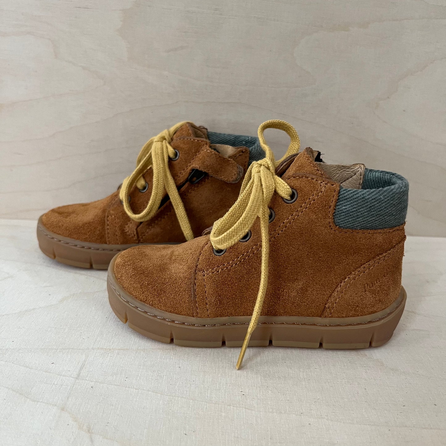 POM D'API - stapsneaker - velour bruin, kaki, gele veter