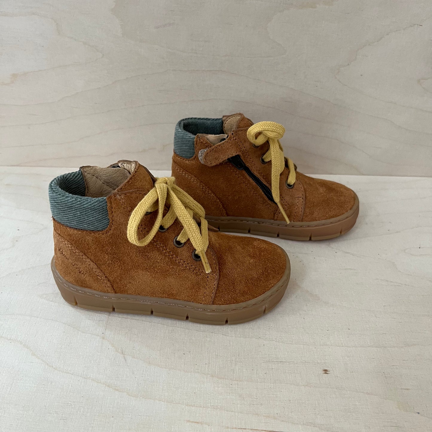 POM D'API - stapsneaker - velour bruin, kaki, gele veter