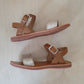 POM D'API - sandaal plagette buckle tao - camel gold